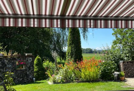 Sollten Sie in einen schönen Garten wie in diesen eingeladen werden, dann fragen sie die Gastgeber, ob man den Apéro nicht unter dem Baum statt unter dem Storen nehmen könnte. Bei fragenden Blicken können Sie darauf hinweisen, dass die Getränke unter dem Baum weniger schnell warm werden.
