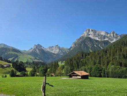 Sonniges Sommerwetter am Samstagnachmittag, 24.08.2024 in Schwenden im Diemtigtal. Bild: Meteomeldungen/App