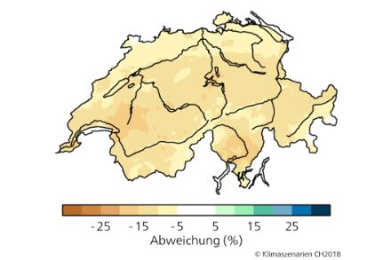  Abbildung 1: Diese Karte zeigt die für das Jahr 2085 projizierte prozentuale Abweichung des mittleren Sommerniederschlags mit begrenztem Klimaschutz (RCP 4.5) im Vergleich zur Referenzperiode 1981 – 2010 auf. Die CH2018 Klimaszenarien mit begrenztem Klimaschutz deuten in der ganzen Schweiz bis Ende Jahrhundert auf einen Rückgang hin (Bild: Klimaszenarien CH2018).