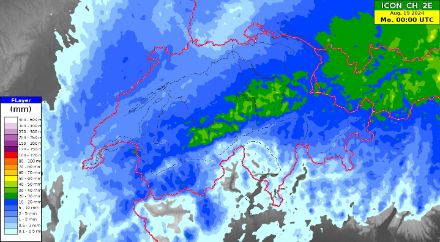Vom ICON-CH-2E Modell vorhergesagte Niederschlagsmengen von heute Sonntag 12 UTC bis Montag 00 UTC. Der Schwerpunkt der Niederschläge liegt mit dem Stau am zentralen und östlichen Alpennordhang.