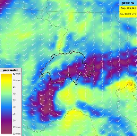 Niederschlagbares Wasser (Precipitable Water) über der Schweiz und den angrenzenden Regionen. Darüber gelegt die Windpfeile auf rund 3000 Metern Höhe. Sowohl nördlich wie südlich der Alpen liegt Luft mit einem sehr hohen Wassergehalt von 30 bis 40 mm. 