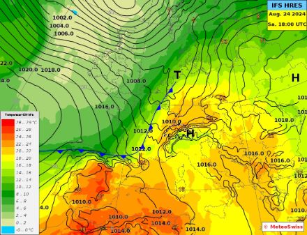 Temperatur auf 850 hPa (ca. 1500m) und Bodendruckfeld am Samstagabend 24.08.2024, 18 UTC gemäss IFS HRES Modell. Die Luftmassengrenze liegt noch über Frankreich, auf 850 hPa hat die wärmste Luft die Alpennordseite erreicht. Das ehemals wetterbestimmende Hoch ist nach Osteuropa abgezogen.