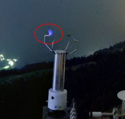Ultraschall-Windmesser an der Wetterstation auf dem Matro. Gut zu erkennen ist das Elmsfeuer als hellaufleuchtendes Flämmchen. (Bild: Roundshot Matro 02:20 Uhr)