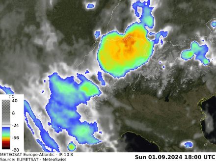 Das Satellitenbild mit der eingefärbten Wolkenoberflächentemperatur zeigt das grosse Gewittersystem am Sonntagabend, 01.09.2024 über der Alpennordseite. Je röter die Einfärbung, desto kälter und höher ist die Wolkenobergrenze des MCS. Quelle: EUMETSAT, MeteoSchweiz