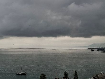 Bei hohem Taupunkt bzw. feuchter Luft und relativ tiefer Temperatur ist auch die Untergrenze der Bewölkung tief, wie hier über dem Genfersee bei Montreux.
