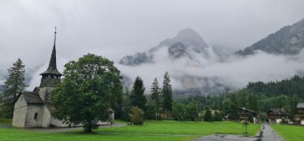 Die neue Woche startete wie hier in Kandersteg vielerorts regnerisch.