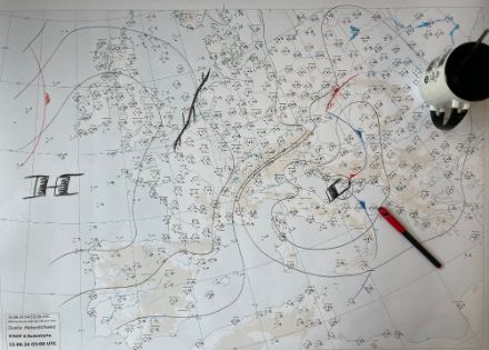 Synoptische Analyse des Frühdienstmeteorologen. Gut erkennbar das markante Tief «Boris», das von der Adria zum Balkan zieht. Bild: MeteoSchweiz