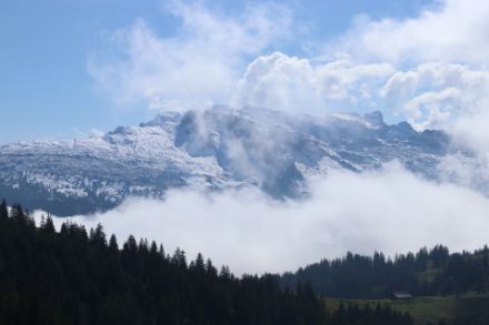 Zwischen Sommer und Herbst: Im Wägital noch Hochnebel, hinter dem Glärnisch bereits erste Quellwolken. Bild: D. Gerstgrasser