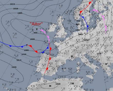 Bodenanalyse 8 Uhr: im Vorfeld des Tiefdruckgebiets «Aitor» hat sich im Alpenraum eine Föhnlage eingestellt. Morgen Donnerstag erreicht uns die Warmfront des Tiefs, es wird sehr feuchte und milde Luft zu uns geführt. 