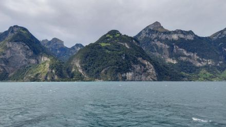Auch in Flüelen am Urnersee zeigte sich dank dem Föhn die Sonne für kurze Zeit.