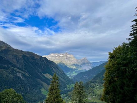 Während es im Mittelland trüb und regnerisch war, zeigte sich im föhnigen Sernftal im Glarner Hinterland die Sonne an rund 2 Stunden.