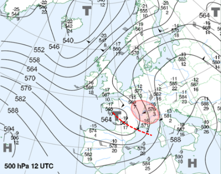 Isohypsenkarte auf 500 hPa vom 20. Juni 2013. Das über der Schweiz sichtbare, sehr ausgeprägte Hebungsgebiet (rot), verbunden mit einer starken Labilität der Luftmasse, war an diesem Tag die Ursache für das verheerende Gewitter auf dem Gelände des Eidgenössischen Turnfests in Biel. Die Situation gleicht jener vom 29. Juni 2024. 