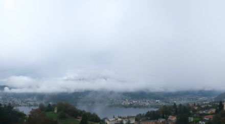 Ausblick auf grauen Himmel und See