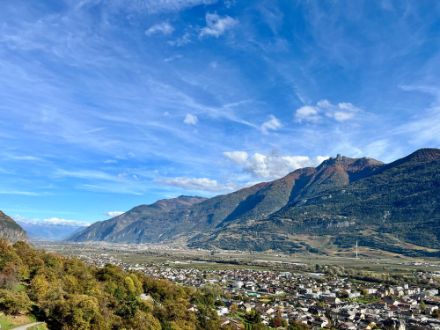 Sonnenschein, meist blauer Himmel und ein Tal