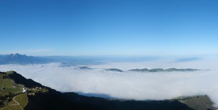 Ausblick von einem Berg auf den Nebel