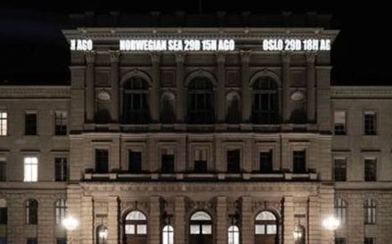 Der «BREATHE» Lauftext am Hauptgebäude der ETH Zürich zeigen dem BetrachterIn an, woher die Luft stammt, die er bzw. sie in Zürich gerade einatmet. Der verantwortliche Künstler Khalil Berro sensibilisiert sein Publikum auf diese Weise auf globale Zusammenhänge in der Umwelt. Das menschliche Individuum ist über die Luft, die es in einem Moment atmet und mit anderen Individuen teilt, verbunden mit der Atmosphäre und damit auch mit weit entfernten Landschaften und Orten.