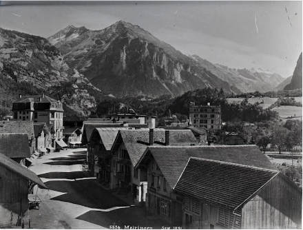 Das Dorf Meiringen vor dem Brand von 1891. Die Häuser bestanden damals meist aus Holz, selbst die Dächer waren mit Holzschindeln gedeckt. Dadurch konnten die Gebäude leicht von einer Feuersbrunst zerstört werden.