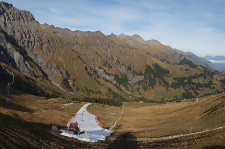 Dank «Snowfarming» konnte oberhalb von Adelboden bereits ein kleiner Pistenabschnitt präpariert werden.