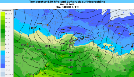 Temperatur auf 850 hPa und Luftdruck auf Meereshöhe am Donnerstagabend um 18 UTC gemäss dem Wettermodell IFS- Das Tief überquert in den Abendstunden die Alpen, wodurch in der Höhe mildere Luft zu den westlichen Landesteilen geführt wird. 