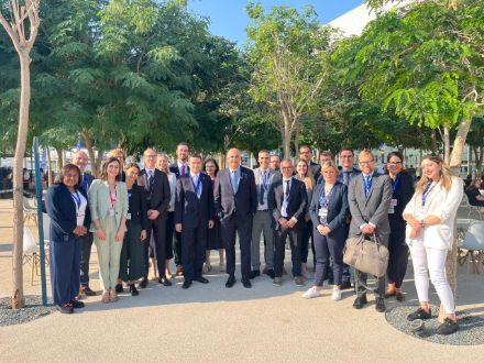 Im Bild sind mehrere Personen der Schweizer Delegation inklusive Personal der Schweizer Botschaft in Abu Dhabi zu sehen und Altbundesrat Alain Berset. Bild: BAFU.