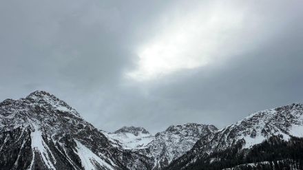 Am Vormittag zeigte sich in Arosa der Himmel von ziemlich dichter Schichtbewölkung (Altostratus) überzogen. Diese Bewölkung ist typisch für Warmfronten.