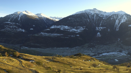Im Rhonetal ist der Unterschied zwischen Süd- und Nordhang krass. Während der Südhang bis 7 Stunden Sonne am Tag erhält, liegt der Nordhang monatelang im Dauerschatten.