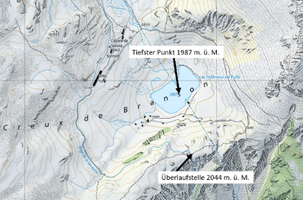 Die Station in Sorniot/Lac inférieur liegt in einer Muldenlage auf rund 2000 m. ü. M. oberhalb Fully im Wallis. Genauer gesagt befindet sich die Station direkt am Lac inférieuer de Fully auf 1990 m. ü. M. Die Mulde ist über 50 Meter tief, denn der Überlaufpunkt liegt in 2044 m. ü. M.