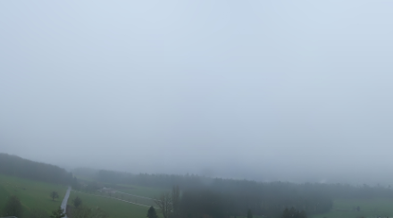 In Bellikon AG sah es heute nicht viel anders aus als in den vergangenen Tagen. Der Himmel war von kompakter Bewölkung überzogen. Während es sich aber in den letzten Tagen um Hochnebel handelte, war es heute eine vertikal mächtige Niederschlagswolke (Nimbus stratus).