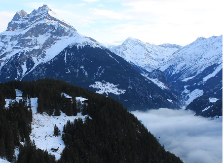 Auch im Urnerland war der Hochnebel heute am Vormittag noch einige Zeit ein markantes Wetterelement. Auf dem Arni ob Amsteg konnte man das markante Nebelmeer sehr gut erkennen.