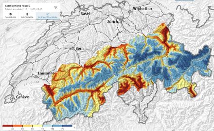 Karte der Schweiz mit prozentuellem Vergleich zwischen aktuellen Schneehöhen und Normwerten.