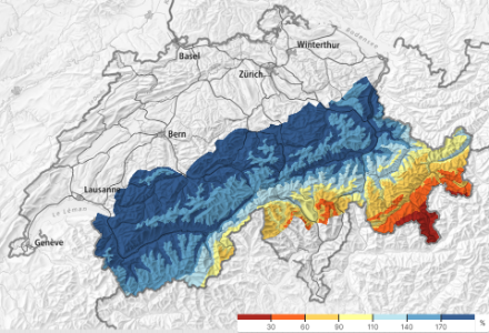 Relative Schneehöhe im Vergleich zur üblichen Schneehöhe, die am 24. Dezember normalerweise anzutreffen ist. Am Alpennordhang und im Wallis liegt zurzeit überdurchschnittlich, südlich des Alpenhauptkamms unterdurchschnittlich viel Schnee in den Bergen.