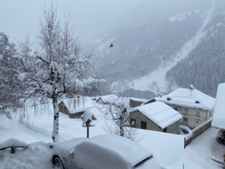 Viel Neuschnee gab es auch im Nordtessin wie hier in Villa Bedretto im Val Bedretto.