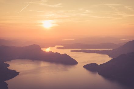 Sonnenuntergang hinter dem Vierwaldstättersee, aufgenommen vom Niederbauen.