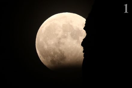 Partielle Mondfinsternis am 28. Oktober 2023 am Vorderglärnisch im Klöntal im Kanton Glarus.