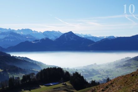 Hier schweift der Blick vom Morgartenberg auf die Urner und Berner Alpen. Im Tal des Vierwaldstättersees und des Lauerzersees hielt sich den ganzen Tag Dunst oder Nebel.