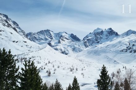 Ausgedehnte Cirrenfelder über dem Bernina-Massiv und dem Tschiervagletscher im Kanton Graubünden. Einige Wochen später bedeckte nicht mehr Schnee das Tal, sondern riesige Geröllmassen: Am 14. April ereignete sich am Piz Scersen ein gewaltiger Bergsturz, bei dem über eine Million Kubikmeter Fels- und Eismassen zu Tal stürzten. Der Schuttstrom füllte das Tal bis zum Standort des Fotografen. 