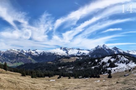 Cirrus spissatus am 6. April 2024 in den Schwyzer Alpen. 