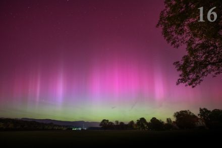 Draperien von Polarlichtern füllten den Nachthimmel über Versoix im Kanton Genf während des extremen geomagnetischen Sturms vom 10. auf den 11. Mai 2024.