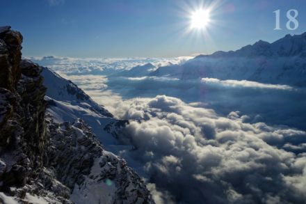 Stratocumulus-Wolken verharrten an einem Juni-Morgen im Mattertal