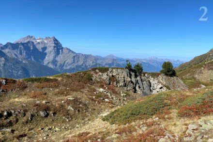 Die Berge auf den Höhen von Fully im Kanton Wallis strahlen in herrlichen Herbstfarben im warmen Oktober 2023. (A. Untersee)