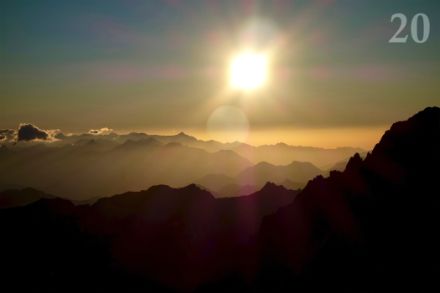 Warmes Lichtspiel des Sonnenaufgangs bei einem Gipfel im Écrins-Gebirge im Sommer 2024 in Frankreich. (E. Kirchner)