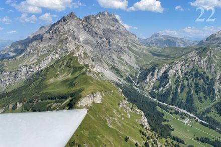 Cumuluswolken zieren den Waadtländer Alpenhimmel an diesem schönen Segelflugtag. 