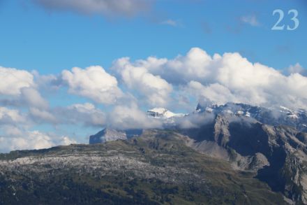 Eine Lücke in den zahlreichen Quellwolken gibt den Blick auf das frisch verschneite Vrenelisgärtli im Herbst 2024 in den Glarner Alpen frei.