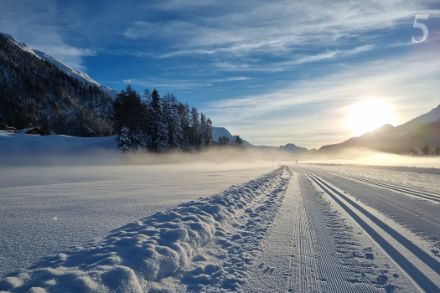 Frostiger Abend in der Engadiner Talebene zwischen La Punt und Bever. Über den verschneiten Wiesen liegen flache Nebelschwaden, darüber sorgen ausgedehnte Schleierwolken für Abwechslung am Himmel. (Y. Karrer)