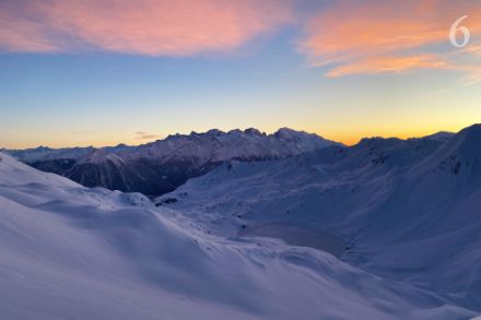 Rosa gefärbte Cirruswolken über dem Mont-Blanc-Massiv bei Sonnenuntergang. Beobachtet von der Fénestral-Hütte im Kanton Wallis aus, anfangs Dezember 2023.