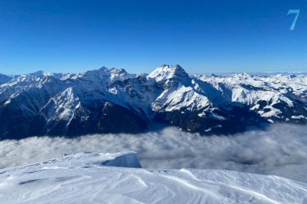 Eine ausgedehnte Stratuswolke bedeckt das gesamte Rhônetal. Die Fotografin ist dem Schatten beim Skitourengehen am Dent de Morcles entkommen. (A. Untersee)
