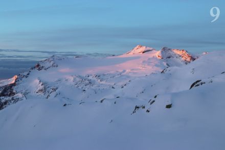 Blick von der SAC-Hütte Capanna Cristallina im Kanton Tessin zum Berg Basodino am Morgen des 16. Februar 2024. (D. Gerstgrasser