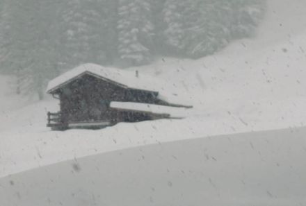 Die kräftigen Schneefälle der Alpennordseite griffen heute auch ins Bedrettotal über, was sonst bei reiner Nordströmung selten der Fall ist.