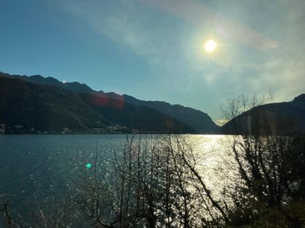 Am Luganersee machte sich der Nordwind heute stark bemerkbar. Im übrigen war für einmal selbst im Südtessin bei Nordwind nicht wolkenlos.