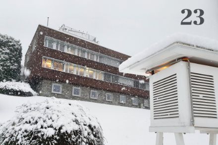 Das Regionalzentrum Süd von MeteoSchweiz mit einer Schneedecke am 8. Dezember 2021.
